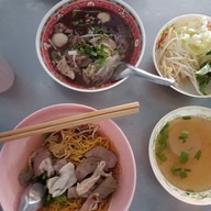 ก๋วยเตี๋ยวป้าใฝ