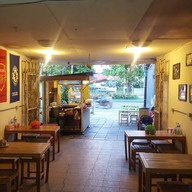 บรรยากาศ ก๋วยเตี๋ยวหลบมุม เสาธง-ปืนใหญ่
