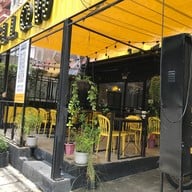 หน้าร้าน Yellow Bar and Cafe