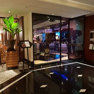 หน้าร้าน The Reflexions ดิ แอทธินี โฮเทล แบงค็อก