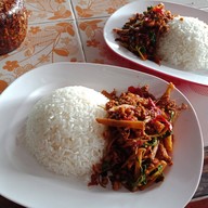 เมนูของร้าน ก๋วยเตี๋ยวเรือต้นยางใหญ่เขาใหญ่