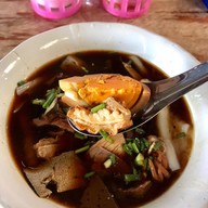 เมนูของร้าน ก๋วยจั๋บเจ้าเก่าหน้าวัดพระศรีรัตนมหาธาตุ