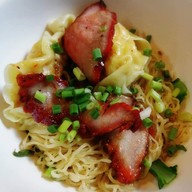 เมนูของร้าน ปู๊ตี่บะหมี่เกี๊ยวกุ้ง MRT สามย่าน