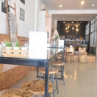 Pause And Play. Good Food, Drink and Coffee.