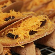 แม่เล็กขนมเบื้องไทยโบราณ (เจ้าเก่าตลาดกระทรวงการคลัง)