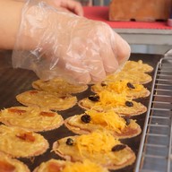 แม่เล็กขนมเบื้องไทยโบราณ (เจ้าเก่าตลาดกระทรวงการคลัง)