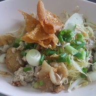 ก๋วยเตี๋ยวลูกชิ้นปลา สี่พระยา
