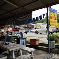 หน้าร้าน เจ๊แอ๊ดข้าวหมูแดง หมูกรอบ