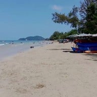 หาดแหลมเสด็จ