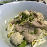 ก๋วยเตี๋ยวลูกชิ้นหมูพริกกะเหรี่ยง