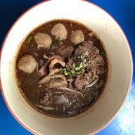 ก๋วยเตี๋ยวเรือรสเยี่ยม กระเพราถาด