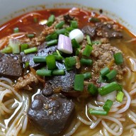 เมนูของร้าน น้ำเงี้ยวป้าสุข ก๋วยเตี๋ยว 12 ปันนา สีลม