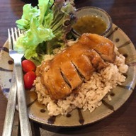 ข้าวไก่อบซอสเสาวรส