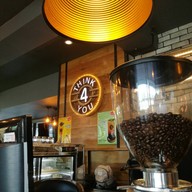 บรรยากาศ Think 4 You Cafe'