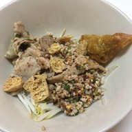 เมนูของร้าน ก๋วยเตี๋ยวตรอกโรงหมู ซอยสุกร