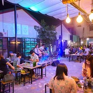 บรรยากาศ ถวิล แปลว่า คิดถึง