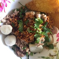 ก๋วยเตี๋ยวหลบมุม เสาธง-ปืนใหญ่