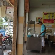 บรรยากาศ ก๋วยเตี๋ยวหน้าโรงเรียนสุพรรณภูมิ