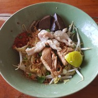 เมนูของร้าน ก๋วยเตี๋ยวหน้าโรงเรียนสุพรรณภูมิ