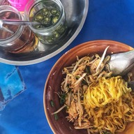 ก๋วยเตี๋ยว​ไก่​บ้าน​ค่าย​