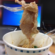 เมนูของร้าน โย่ง ราดหน้าหมูอึ๋ม เจ้าเก่า เจ้าเดียว