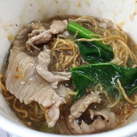 เมนูของร้าน โย่ง ราดหน้าหมูอึ๋ม เจ้าเก่า เจ้าเดียว