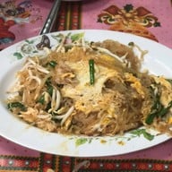 แมนโร่ผัดหมี่โคราชเจ้าเก่าดั้งเดิมหน้าวัดสระแก้ว