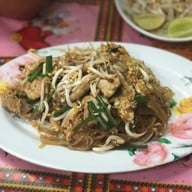 แมนโร่ผัดหมี่โคราชเจ้าเก่าดั้งเดิมหน้าวัดสระแก้ว