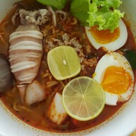 ก๋วยเตี๋ยวต้มยำกุ้งหนักเครื่อง