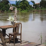 ดิ แอนธีค ริเวอร์ไซด์ รีสอร์ท