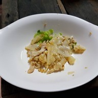 เมนูของร้าน ก๋วยเตี๋ยวคั่วไก่กระทะทองเหลือง เยาวราช