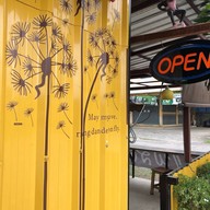 หน้าร้าน กาแฟสดตู้เหลือง ( ข้างปั้มซัสโก้ )