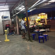 บรรยากาศ ร้านโต๊ะเส้น หน้าเทคโน