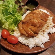 ข้าวไก่อบซอสเสาวรส