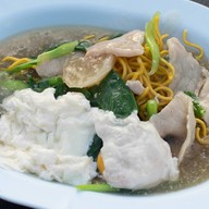 ราดหน้าหมูเด้งเฮียเบิ้ม