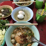 ร้านโต๊ะเส้น หน้าเทคโน