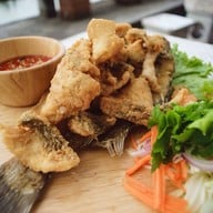 เมนูของร้าน ซิลดี้ ปลาทอดยำ & ก๋วยเตี๋ยว หมู-เนื้อน้ำตก ริมแม่น้ำตลาดไฟฟ้านครชัยศรี