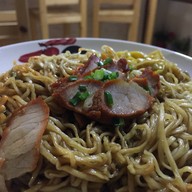 เมนูของร้าน บะหมี่เกี๊ยว ตู้ไปรษณีย์ยักษ์