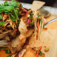 เมนูของร้าน ซิลดี้ ปลาทอดยำ & ก๋วยเตี๋ยว หมู-เนื้อน้ำตก ริมแม่น้ำตลาดไฟฟ้านครชัยศรี