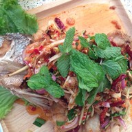 เมนูของร้าน ซิลดี้ ปลาทอดยำ & ก๋วยเตี๋ยว หมู-เนื้อน้ำตก ริมแม่น้ำตลาดไฟฟ้านครชัยศรี