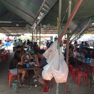 บรรยากาศ ชายทัยก๋วยเตี๋ยวไก่มะระ ปากทางแยกสุขสมาน