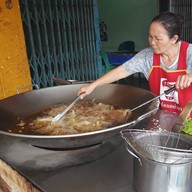 บรรยากาศ หมูอบ ไก่ทอด กระทะยักษ์