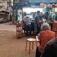 หน้าร้าน ก๋วยเตี๋ยวต้มยำ ข้าวกะเพรา อร่อยที่สุด ชายหาดชะอำ ชะอำ