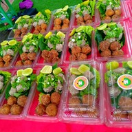 ข้าวทอด ป้าติ๋ม ยำแหนม