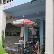 หน้าร้าน POOLTIME CAFE เอกมัย