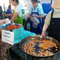 หน้าร้าน น้องแฝดทอดมันหน่อกะลาเกาะเกร็ด