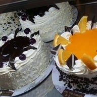 Eat Me Bakery The Mall Korat เดอะมอลล์ นครราชสีมา ชั้น 1หลังน้ำตกหน้าลิฟท์ก่อนถึงศูนย์อาหาร