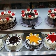 Eat Me Bakery The Mall Korat เดอะมอลล์ นครราชสีมา ชั้น 1หลังน้ำตกหน้าลิฟท์ก่อนถึงศูนย์อาหาร