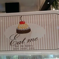 หน้าร้าน Eat Me Bakery The Mall Korat เดอะมอลล์ นครราชสีมา ชั้น 1หลังน้ำตกหน้าลิฟท์ก่อนถึงศูนย์อาหาร