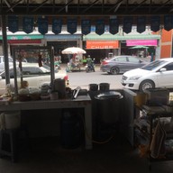 หน้าร้าน คุณจี๊ด ก๋วยเตี๋ยวหมูต้มยำโบราณ หมูสะเต๊ะ สนามม้าเจ้าเก่า